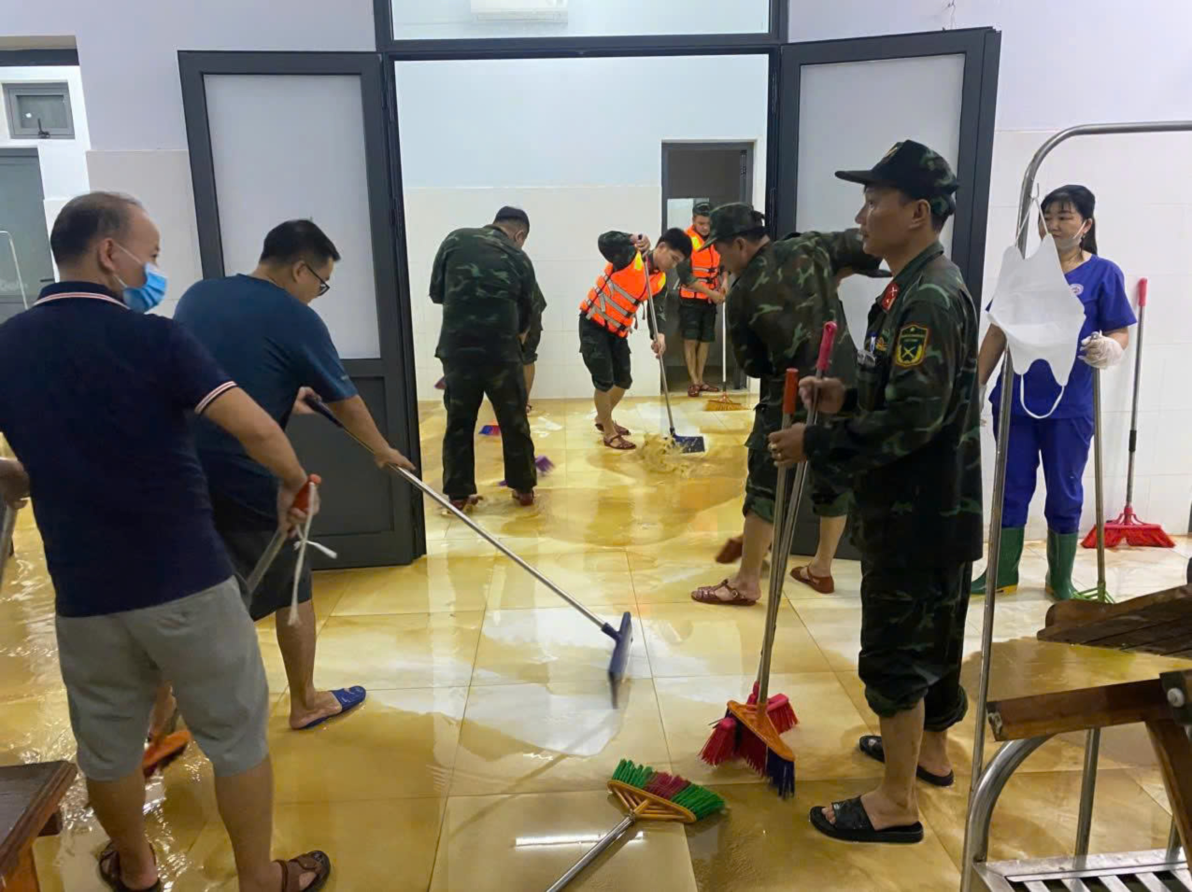 部队奉命夜间行军至岘港两大医院清理淤泥